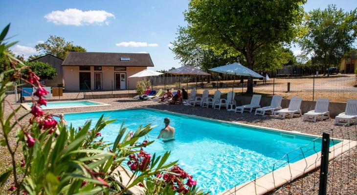 Pool des Campingplatzes Bourbon-Lancy