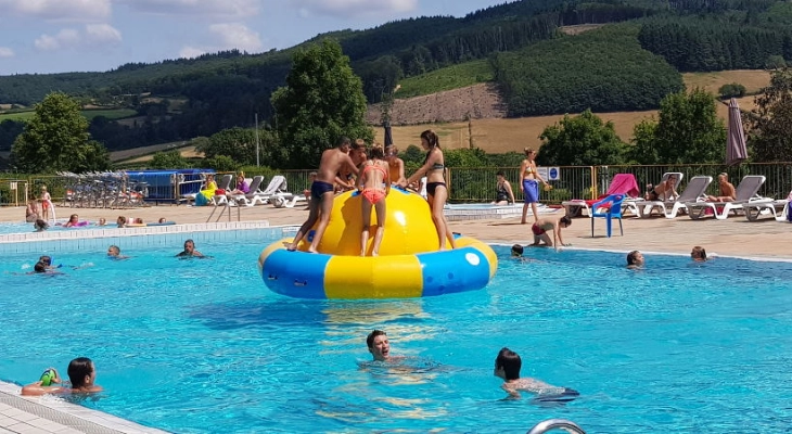 Baden im Pool des Campingplatzes Matour