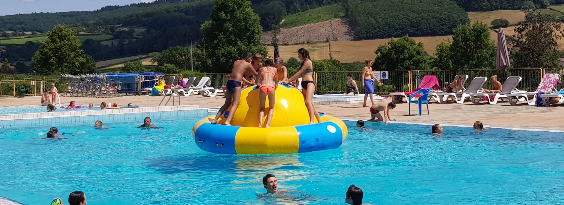 Badetag im Pool des Naturcampingplatzes Matour