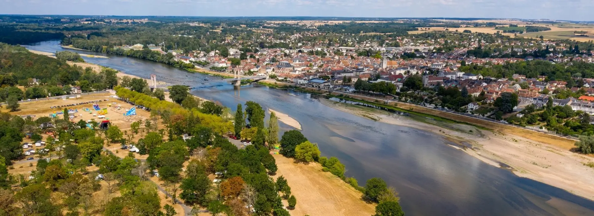 Luftaufnahme der Stadt Bannay im Departement Cher