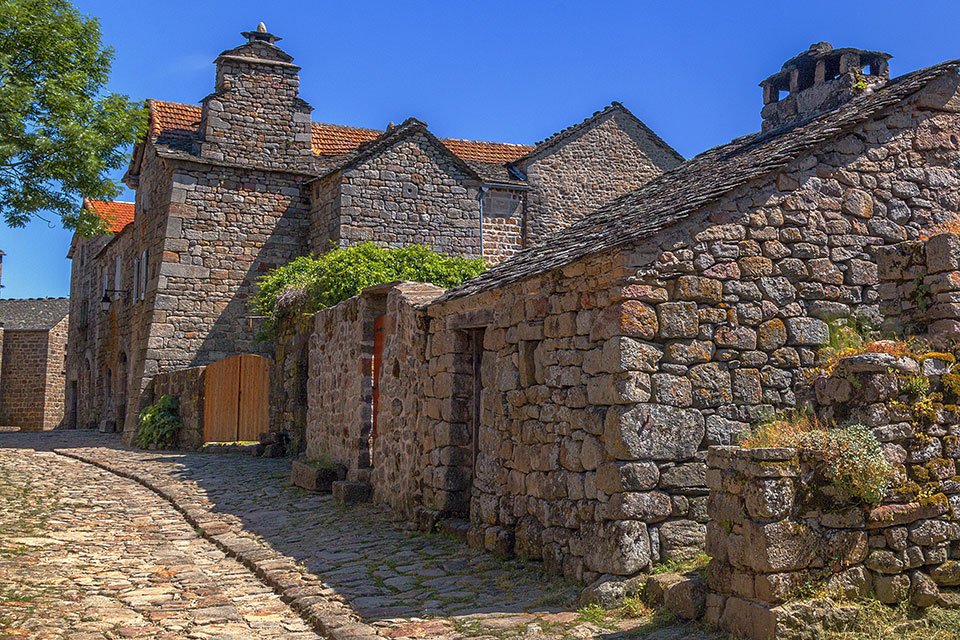 Visitez les villages médiévaux d'Auvergne aux ruelles pittoresques