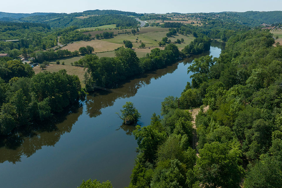 Camping pêche de la Bageasse vous ouvre les portes d'un sanctuaire naturel pour les pêcheurs