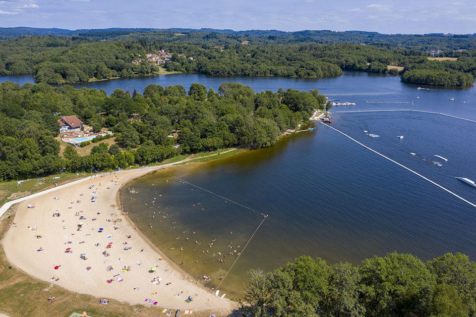 Vue aérienne du plan d'eau du camping nature de la Bageasse